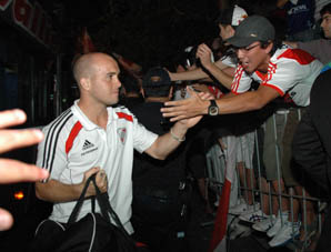 Cientos de hinchas recibieron a River en San Juan Cientos de hinchas recibieron a River en San Juan