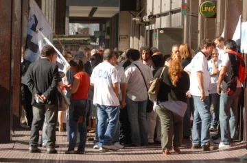 Docentes sanjuaninos a clases pero con protesta Docentes sanjuaninos a clases pero con protesta