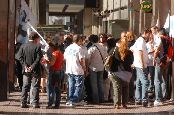 Docentes sanjuaninos a clases pero con protesta Docentes sanjuaninos a clases pero con protesta