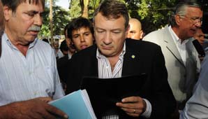 Viñateros le presentaron un petitorio a Yahuar Viñateros le presentaron un petitorio a Yahuar