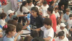 Con batucada y mucho color terminaron las colonias Con batucada y mucho color terminaron las colonias