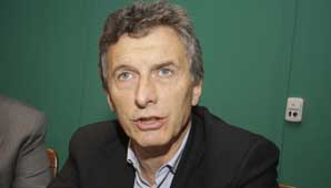 Macri llega con indumentaria para el club Árbol Verde Macri llega con indumentaria para el club Árbol Verde