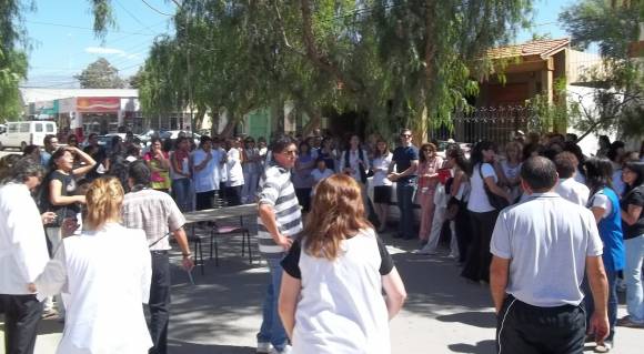 Docentes jachalleros siguen de paro y UDAP no acompaña Docentes jachalleros siguen de paro y UDAP no acompaña
