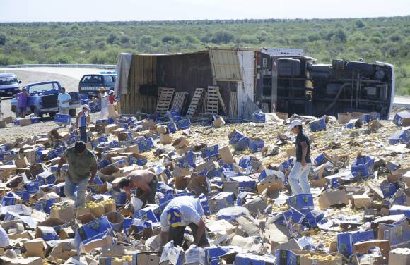 Volcó y la gente llevó la mercadería Volcó y la gente llevó la mercadería
