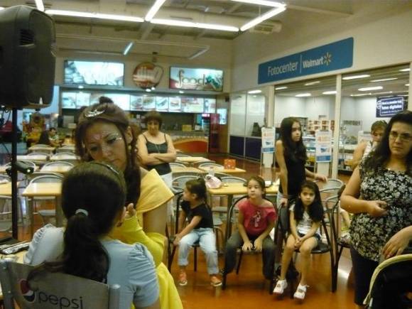 Walmart festejó el carnaval Walmart festejó el carnaval