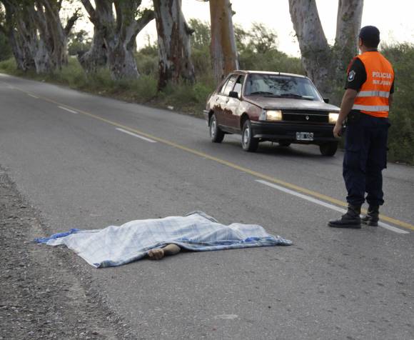 Se durmió en la ruta y lo mató un micro Se durmió en la ruta y lo mató un micro