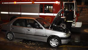 Susto por el incendio del motor de un auto en pleno centro Susto por el incendio del motor de un auto en pleno centro