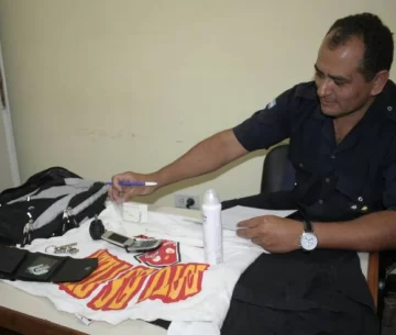 Sustraen mochila y uno cae con el botín Sustraen mochila y uno cae con el botín