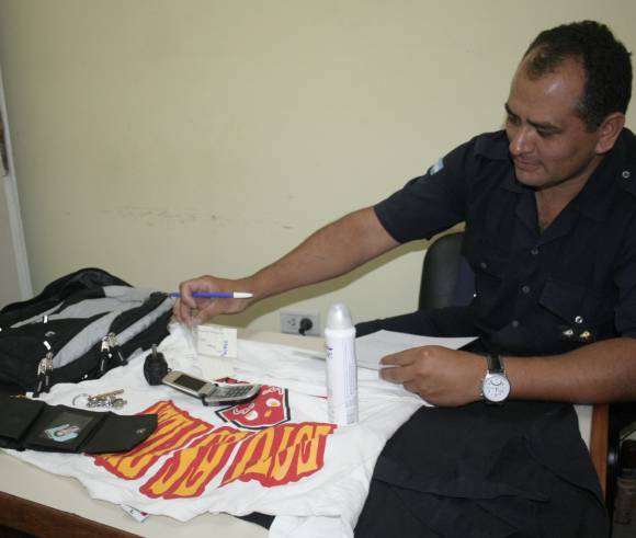 Sustraen mochila y uno cae con el botín Sustraen mochila y uno cae con el botín