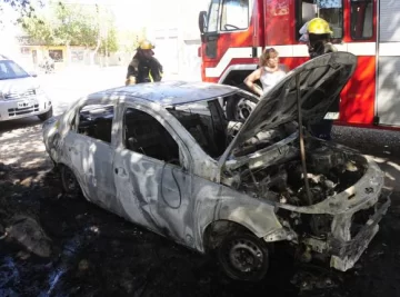 Investigan si incendiaron intencionalmente un remís Investigan si incendiaron intencionalmente un remís