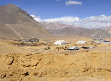 Túnel binacional y campamento con 5.000 almas Túnel binacional y campamento con 5.000 almas