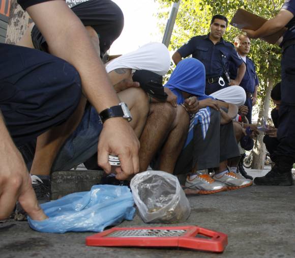 Cinco jóvenes caen con droga Cinco jóvenes caen con droga