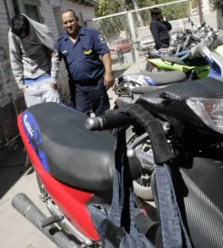 Vecinos atraparon a un “motochorro” Vecinos atraparon a un “motochorro”