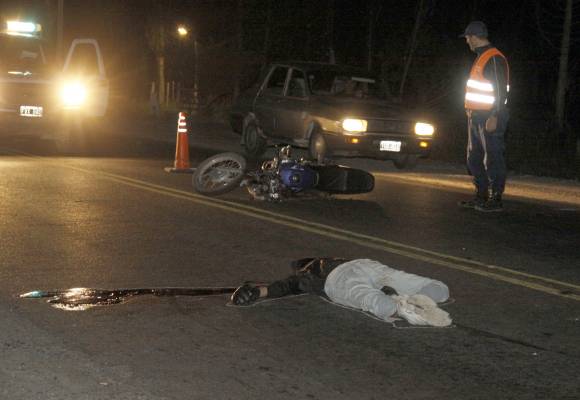Un muerto y dos heridos graves al caer de una moto Un muerto y dos heridos graves al caer de una moto