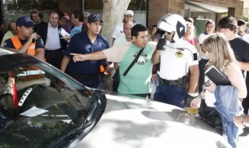 Caen por golpear a policía Caen por golpear a policía