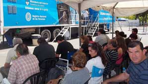 Piden a la gente que va al tráiler del DNI que no acampe en el lugar Piden a la gente que va al tráiler del DNI que no acampe en el lugar