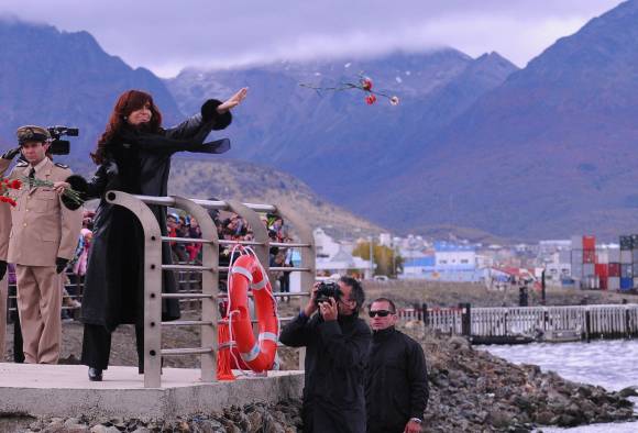CFK pidió ayuda para identificar a los caídos CFK pidió ayuda para identificar a los caídos