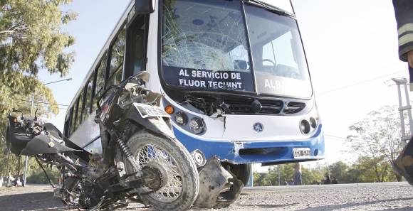 Un motociclista muerto y otro que lucha por su vida Un motociclista muerto y otro que lucha por su vida