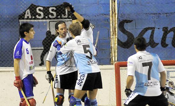 Social sube a puro gol Social sube a puro gol