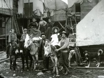 El jean, todo un precursor del campamento a la moda El jean, todo un precursor del campamento a la moda