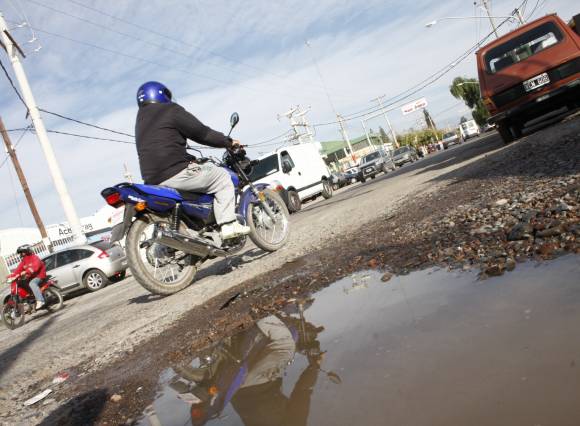 Una calle rota que genera caídas y daño en vidrieras Una calle rota que genera caídas y daño en vidrieras