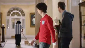 ¿Diego limpiando el piso? ¿Diego limpiando el piso?