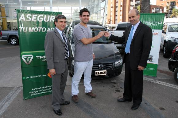 Triunfo Seguros premio a sus cliente con un auto Triunfo Seguros premio a sus cliente con un auto