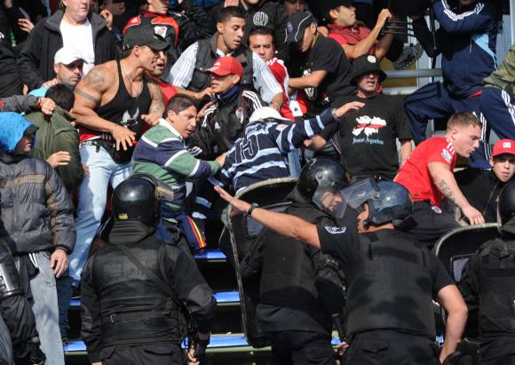 Serios incidentes entre hinchas de River y Central en el entretiempo Serios incidentes entre hinchas de River y Central en el entretiempo