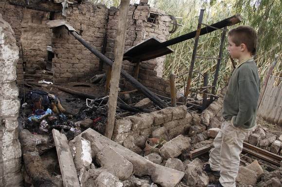 Le dio un botellazo, la pateó y le incendió todo el rancho Le dio un botellazo, la pateó y le incendió todo el rancho