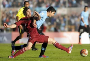 Un punto que los mantiene arriba Un punto que los mantiene arriba