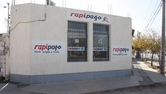 Una banda a punta de arma robó $23.000 de un Rapipago Una banda a punta de arma robó $23.000 de un Rapipago