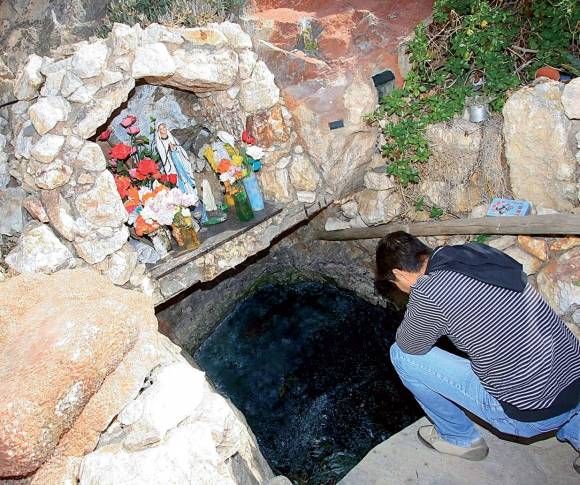 La gruta donde brotan aguas termales La gruta donde brotan aguas termales