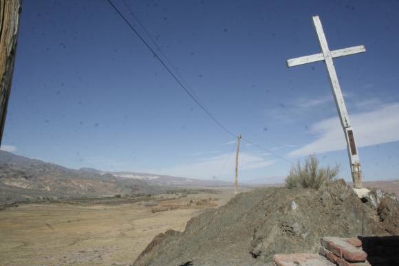 Por una promesa y una cruz en el cerro Por una promesa y una cruz en el cerro