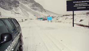 Cierran el paso Cristo Redentor por un temporal de nieve en Chile Cierran el paso Cristo Redentor por un temporal de nieve en Chile
