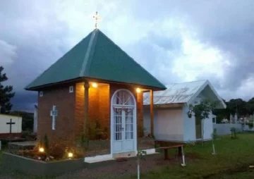Duerme junto al féretro del ex marido en el cementerio Duerme junto al féretro del ex marido en el cementerio