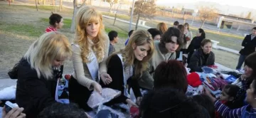 Las Reina y Virreina del Sol sorprendieron a las niñas Las Reina y Virreina del Sol sorprendieron a las niñas