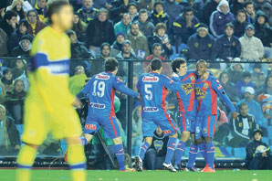 Arsenal goleó a Boca y le quitó la punta del torneo Arsenal goleó a Boca y le quitó la punta del torneo