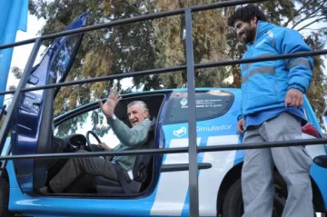 El gobernador experimentó el simulacro de vuelcos El gobernador experimentó el simulacro de vuelcos