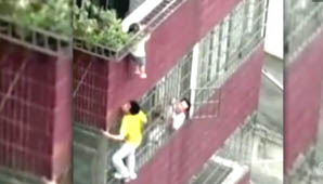 Dramático rescate de una nena que colgaba de un balcón Dramático rescate de una nena que colgaba de un balcón