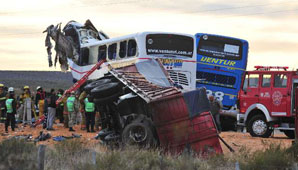 Tragedia: ya son 12 los muertos tras chocar dos micros y un camión Tragedia: ya son 12 los muertos tras chocar dos micros y un camión