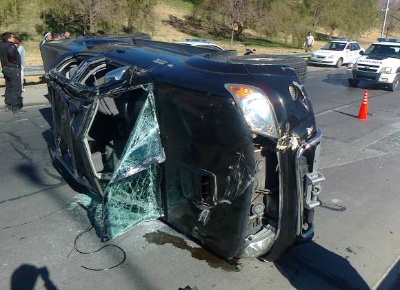 El cinturón y el guardarrail evitan un posible desastre El cinturón y el guardarrail evitan un posible desastre