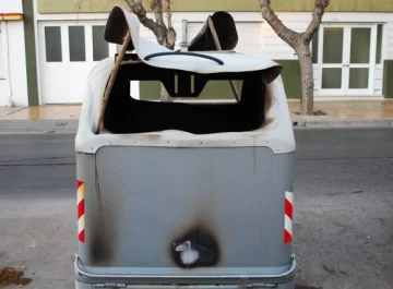 Queman dos contenedores Queman dos contenedores