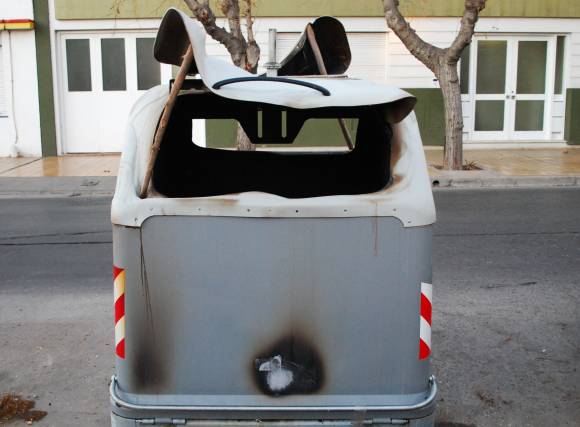 Queman dos contenedores Queman dos contenedores