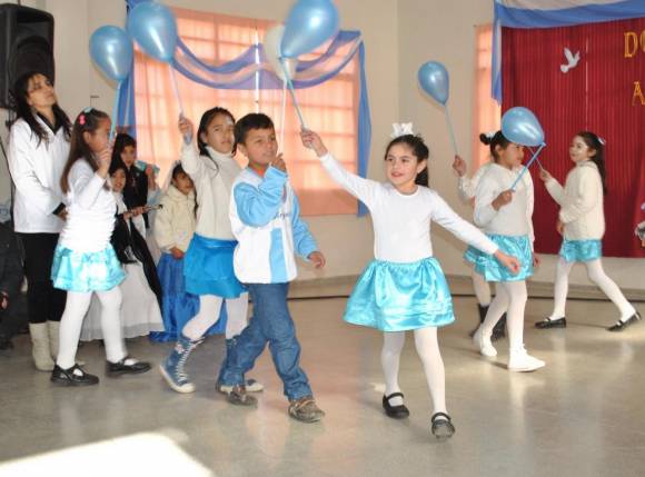 Danzas por la patria en 25 de Mayo Danzas por la patria en 25 de Mayo