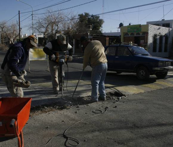 Empezaron a eliminar las lomadas en Rivadavia Empezaron a eliminar las lomadas en Rivadavia