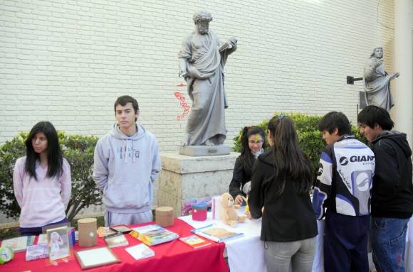 Una feria entre los apóstoles de la Catedral Una feria entre los apóstoles de la Catedral