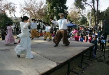 En Santa Lucía le dijeron chau a la diversión con baile, juegos y chocolate En Santa Lucía le dijeron chau a la diversión con baile, juegos y chocolate