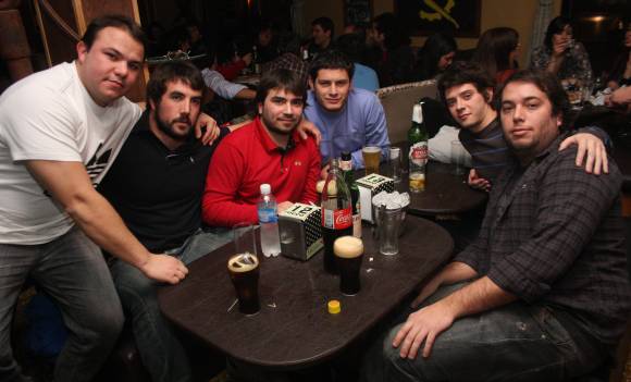 Movida nocturna, copada de amigos Movida nocturna, copada de amigos