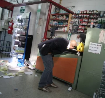 Roban $27.000, 2 netbooks y 8 celulares de un Átomo Roban $27.000, 2 netbooks y 8 celulares de un Átomo