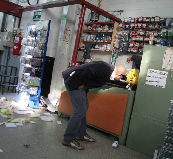 Roban $27.000, 2 netbooks y 8 celulares de un Átomo Roban $27.000, 2 netbooks y 8 celulares de un Átomo